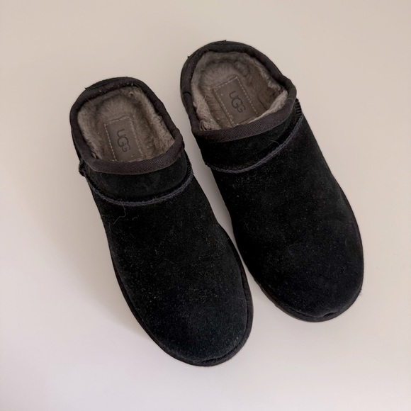 UGG Womens Slip On Clogs Size 8 Black Shearling Lined Mules Pre Loved Cozy - Picture 2 of 5